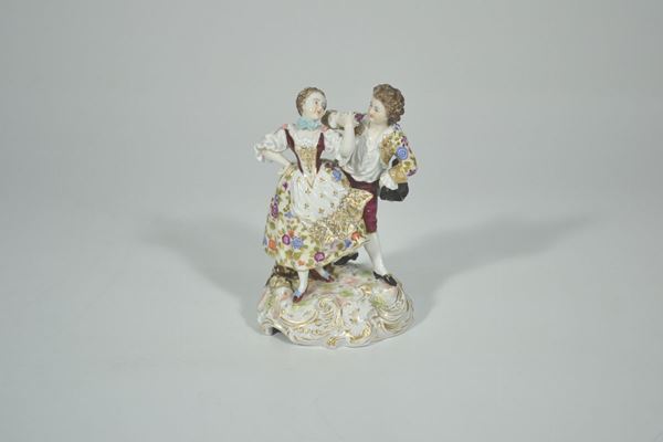 Soprammobile, metÃ  sec. XIX, in porcellana raffigurante scena di corteggiamento di giovanetti, alt. cm 18
