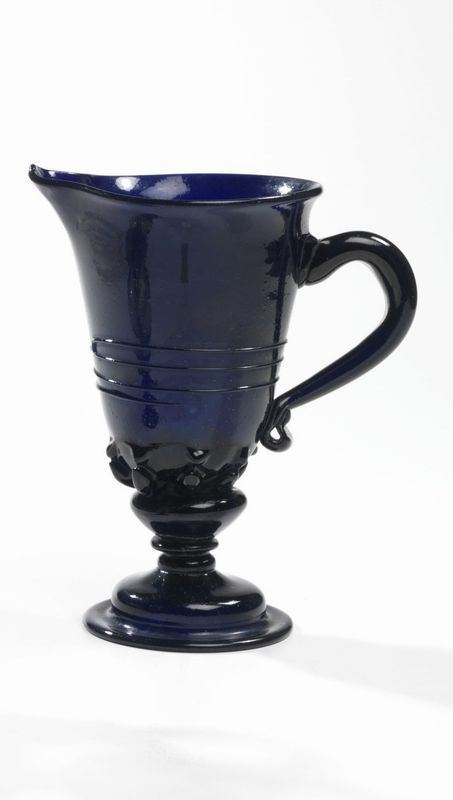 Brocchetta ad elmo, sec. XVII-XVIII, in vetro blu con filamenti ed  unghiature, base circolare, alt. cm 20, piede restaurato