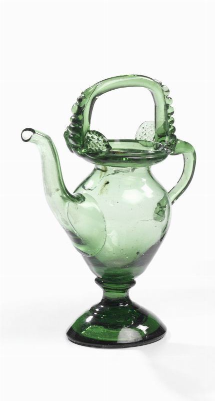 Brocchetta ad ampolla, sec. XVIII, in vetro verde, piriforme con manico a presa laterale a voluta, alt. cm 18, rotture