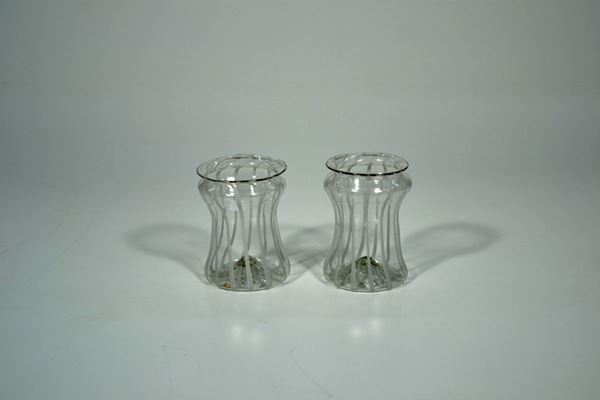 Coppia di piccoli albarelli, sec. XVIII, in vetro con filamenti bianchi, alt. cm 8 (2)