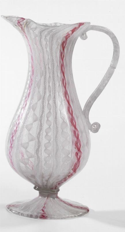 Brocca, sec. XVIII, in vetro con decorazioni a filigrane bianche e rosa, presa a doppia voluta, alt. cm 25, danni al beccuccio ed al manico