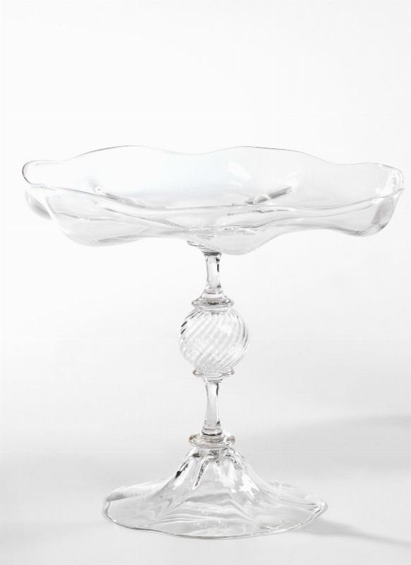 Alzata, sec. XIX, in vetro di forma circolare sagomata, fusto a stelo con sfera, alt. cm 16, diam. cm 18