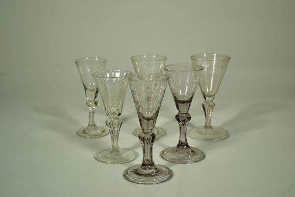 Sei bicchieri a calice in vetro simili incisi con fiori e uccelli, sec. XVIII