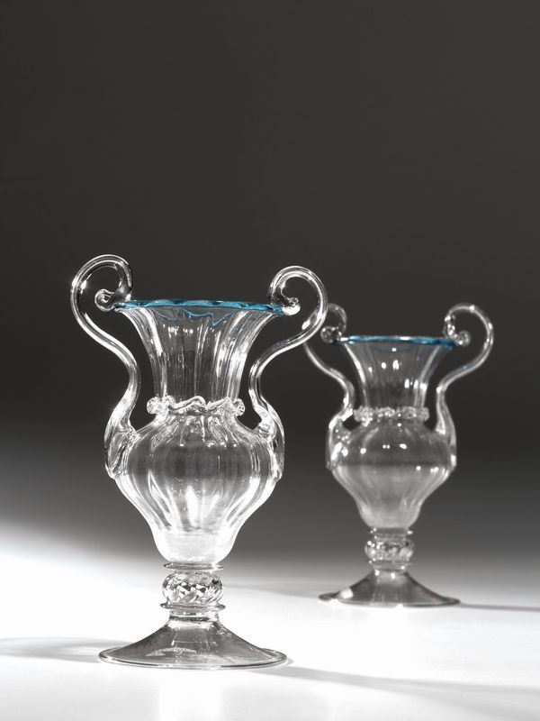 Coppia di vasetti biansati, sec. XVIII, in vetro con manici a ricciolo, bordo blu, alt. cm 18,5 (2)