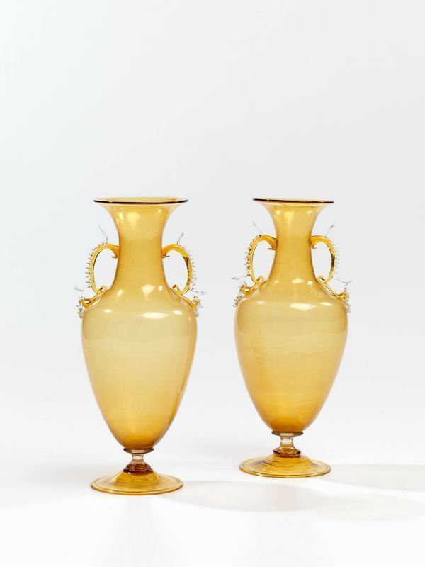 Coppia di anfore, sec. XIX, in vetro giallo e bianco, piccoli manici decorati da nastri, alt. cm 21,5 (2)