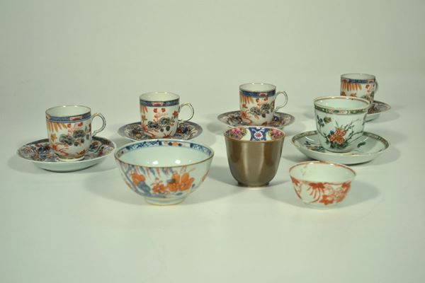 Gruppo di dodici oggetti, in porcellana cinese composto di: quattro tazzine con piattini, con decoro Imari; due ciotole circolari di diverse misure; una chicchera con piattino, con decoro famille verte ed un' altra con decoro floreale, difetti (12)