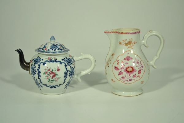 Teiera, fine sec. XVIII, in porcellana cinese con coperchio Compagnia delle Indie, beccuccio sostituito, sbeccature ed un versatoio in porcellana cinese con decoro rosa e oro a fiori, alt. cm 18, sbeccature (2)