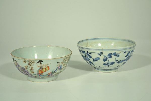 Ciotola in porcellana, Cina, sec. XIX, esternamente dipinta a policromia con letterato in compagnia di un giovane attendente, diam. cm 20; Ciotola in porcellana bianca e blu, Cina, inizio sec. XIX, decorata con motivo floreale, diam. cm 21, consistenti danni e riparazioni (2)