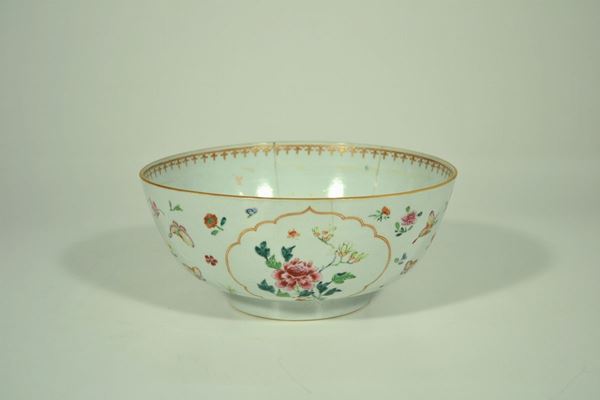 Grande coppa, Cina,  sec. XVIII, di forma circolare in porcellana famille rose, decorata in policromia a motivi floreali, alt. cm 11,5, diam. cm 26, felature
