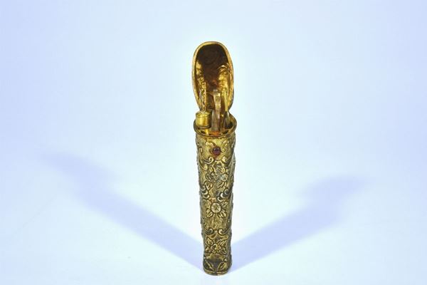 Necessaire, sec. XVIII,  in metallo dorato rastremato, sbalzato con motivi rocaille di volute e fiori e con pietra colorata rossa contenete vari strumenti, lungh. cm 11,5  - Asta Antiquariato, Collezionismo & Interiors - Poggio Bracciolini Casa d'Aste
