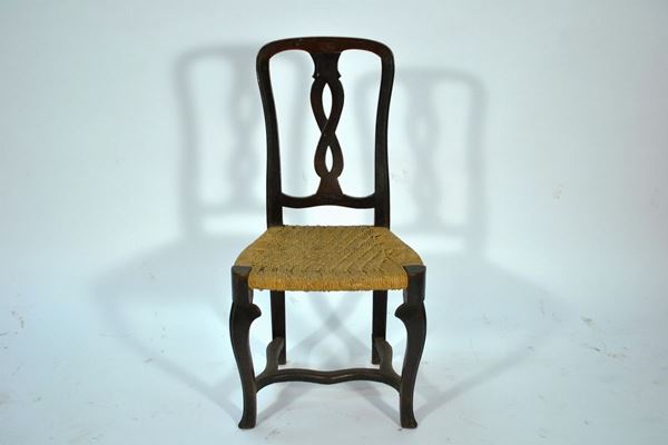 Sedia, Veneto, metÃ  sec. XVIII, in noce intagliato, spalliera con cartella traforata a nastro intrecciato, sedile impagliato, gambe sinuose riunite da traversa sagomata, restauro ad una gamba