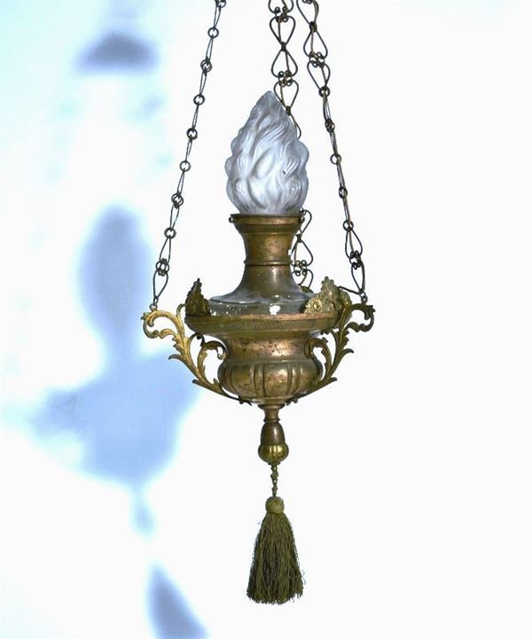 Lampada votiva, seconda metÃ  sec. XIX, in ottone e rame argentato, modellata a vaso con finale a fiamma e catene di sospensione, montata ad elettricitÃ 