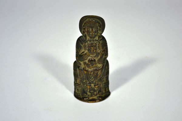 Placchetta con Madonna in trono con bambino benedicente, sec. XIX, in  bronzo, di gusto bizantino, alt. cm 10