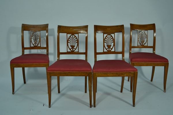 Quattro sedie, Italia Centrale, prima metÃ  sec. XIX, in noce a patina bionda, spalliera ricurva, cartella traforata a palmetta, gambe a sciabola, ricoperte in seta rossa, alcuni danni e restauri