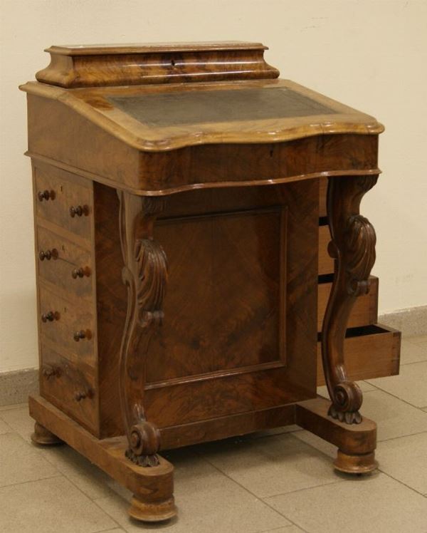 Davemport, sec. XIX, in noce e radica, con sostegni intagliati e sagomati, quattro cassetti laterali, paino da alzarsi con due cassettini ad intarsi, cm 56x57x88