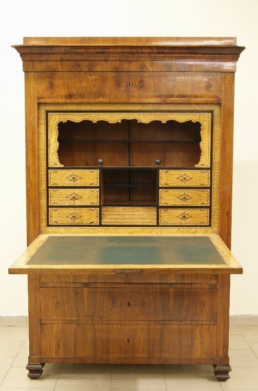 Secretaire, Austria, sec. XIX, in radica di noce, a quattro sportelli, internamente cassettini e vano, cm 121x64x187