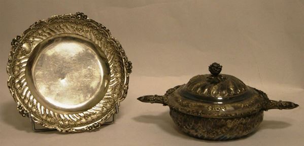 Zuppiera, sec. XIX, in argento inciso, con coperchio e vassoio, per complessivi gr. 1189 (3)