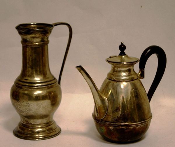 Brocca, in argento, manifattura Brandimarte, e Caffettiera, in argento, con manico in legno, gr. 1270 lordi (2)