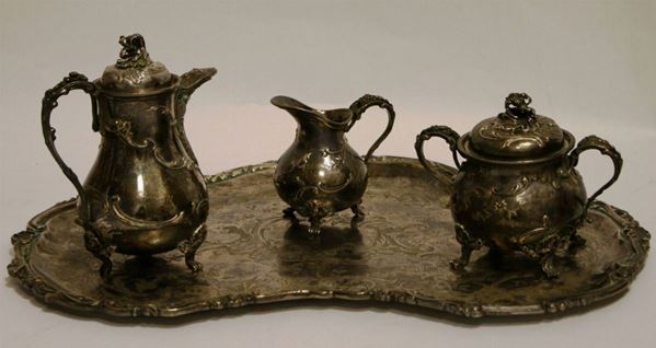 Servito, sec. XX, in argento inciso, manifattura Brandimarte, composto da due teiere, zuccheriera e lattiera, gr. 2160 (4)