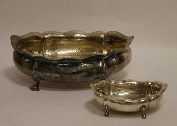 Due centrotavola, in argento cesellato, con bordo sbalzato, su quattro piedini, gr. 785 (2)