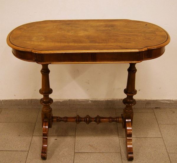 Tavolino, Toscana, sec. XIX, in noce, piano sagomato, gambe tornite, cm 90x50x77