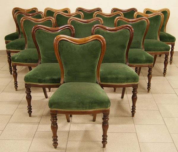 Quindici sedie, Inghilterra, sec. XIX, in mogano, con spalliera sagomata, imbottite e ricoperte in velluto verde, cm 83 (15)
