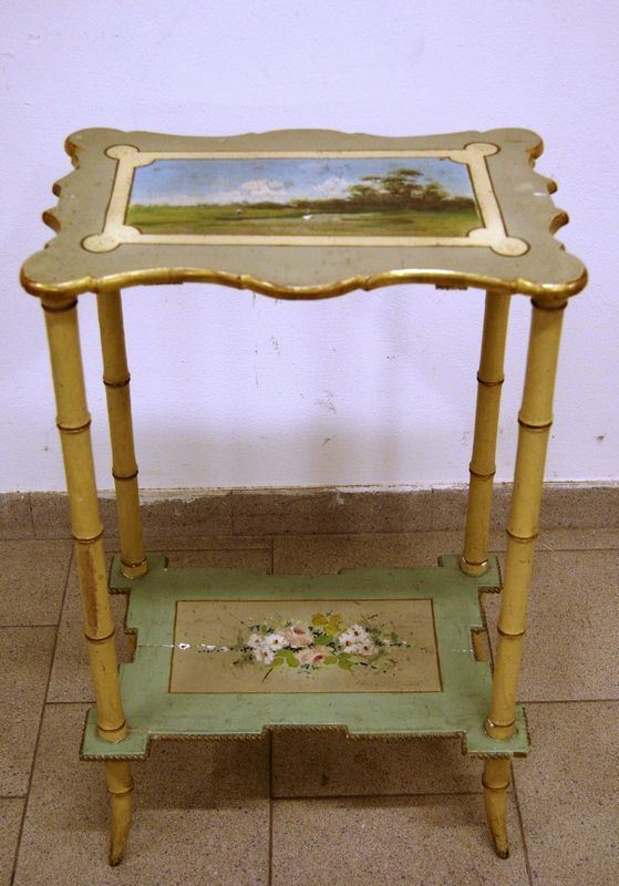 Piccolo etagÃ¨re, Italia, sec. XIX, in legno laccato e pitturato, a due ripiani, cm 48x33x77