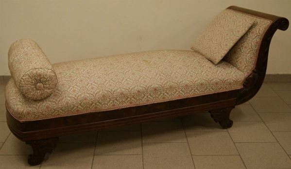 Dormeuse, sec. XIX, in mogano intagliato, imbottita e ricoperta in stoffa a fiori, cm 170x60x75