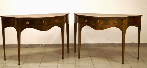 Coppia di console, Inghilterra, sec. XIX, in piuma di mogano filettato e sagomato, a un cassetto, gambe troncopiramidali, cm 130x55x81