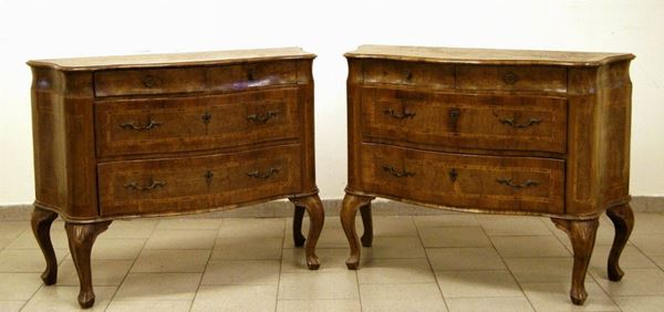 Coppia di cassettoni, in stile veneto del '700, in noce filettato e sagomato, a quattro cassetti, cm 111x41x86