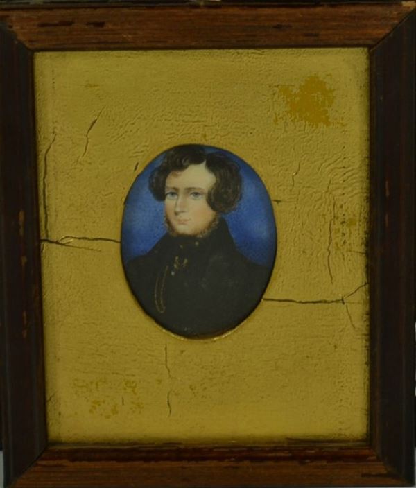 Miniatura, sec. XIX, di forma ovale in avorio raffigurante ritratto digentiluomo, cm 4x3, in cornice rettangolare di legno