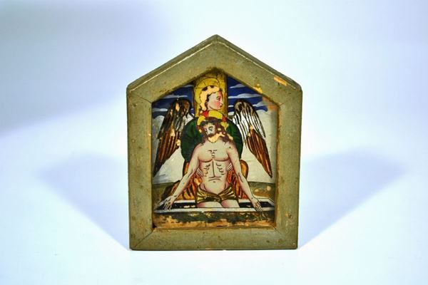 Pace da altare, sec. XVI, pittura su vetro con rappresentazione dell'EcceHomo, entro cornice in legno dipinto nei toni del verde, cm 15x11,5, danni