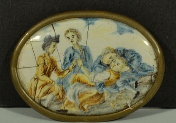 Placchetta, fine sec. XVIII, di forma ovale, in ceramica pitturata sul recto a scena di genere in policromia e sul verso a figure di cavalieri in monocromo celeste, entro cornice in metallo, cm 6x8, danni