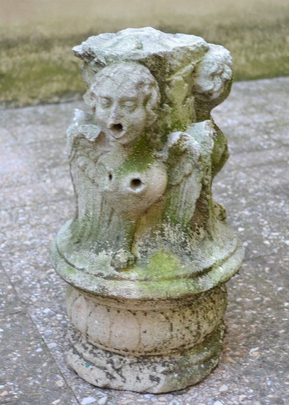 Elemento di fontana, sec. XVIII, in calcare chiaro scolpito a tre arpie su base circolare inciso a piccole foglie, alt. cm  41, rotture e mancanze