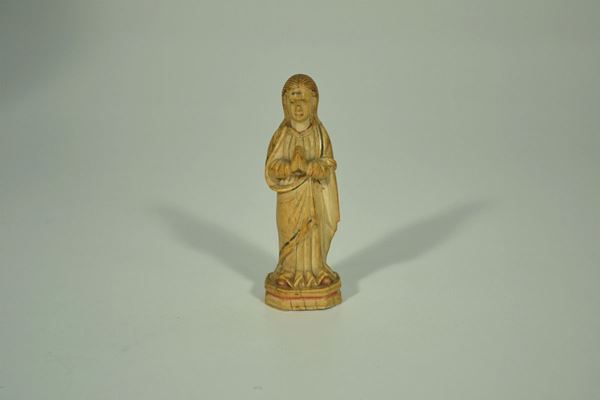 Piccola scultura, sec. XV, in osso intagliato a Vergine Orante, su base esagonale, tracce di doratura, alt. cm 10,5