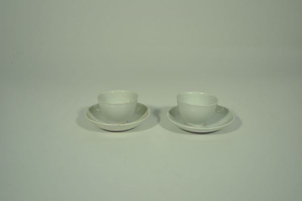 Coppia di tazzine con piatto, manifattura di Doccia, sec. XVIII, in  porcellana bianca (4)