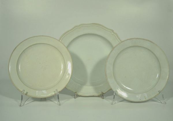 Coppia di piatti, manifattura Ginori, fine sec. XVIII, in porcellana bianca