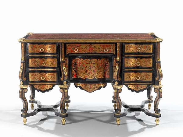 -Scrivania, in stille boulle del  settecento, in legno intarsiato con rapporti in metallo dorato, sette cassetti, sportello, piano in vetro, cm 141x72x88, difetti