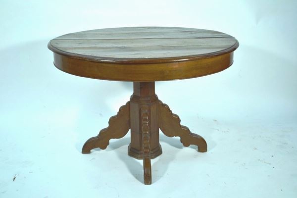 Tavolo da pranzo, fine sec. XIX, in noce, piano circolare allungabile, fusto a balaustro sfaccettato su tre gambe mosse, diam. cm 118, alt. cm 80,  completo di tre prolunghe di cm 50 l' una