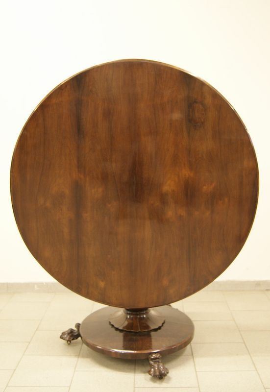 Tavolo tondo, Inghilterra, sec. XIX, in palissandro, con piano a vela, fusto tornito, su base circolare, cm 117x78