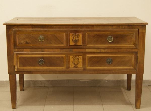 Cassettone, Emilia, prima metÃ  del sec. XIX, in noce intarsiato, fronte a due cassetti, cm 136x62x87, restauri