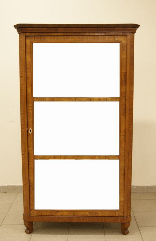Vetrina, Biedermeier, sec. XIX, in ciliegio, ad uno sportello, fondo con specchi, cm 95x50 x166
