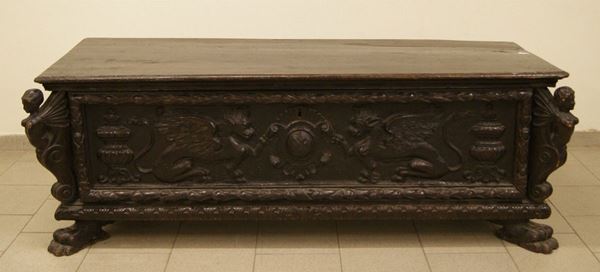 Cassapanca, Italia centrale, sec. XVIII, in legno intagliato a figure e stemma, zampe feline, cm 183x66x64, restauri