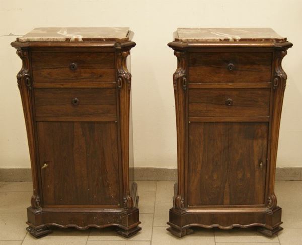 Coppia di comodini, Italia meridionale, sec. XIX, in palissandro, a due cassetti, uno sportello, piano in marmo, di cui uno rotto, cm 54x38x94 (2)