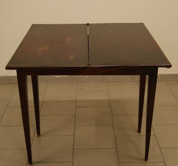 Tavolino da gioco, Inghilterra, sec. XIX, in mogano, su gambe troncopiramidali, cm 82x40x77