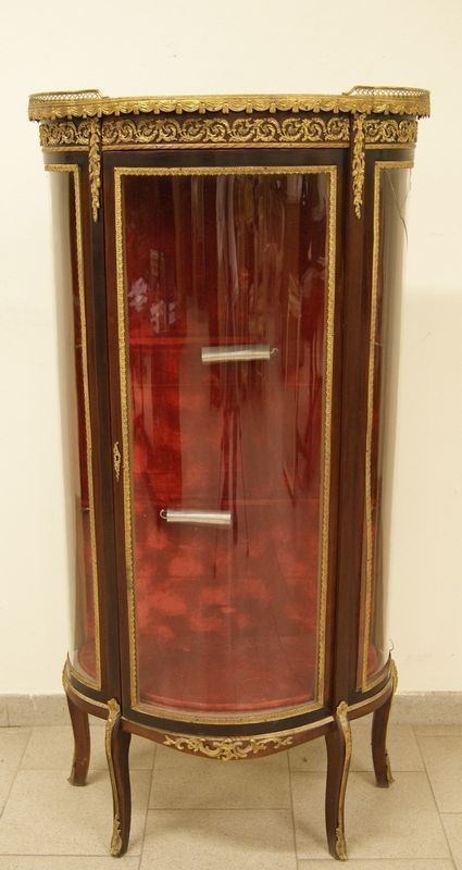 Vetrina, Francia, sec. XX, bombata, in mogano, ad uno sportello, con rapporti in metallo dorato, piano in marmo restaurato, cm 68x34x140, vetro laterale rotto