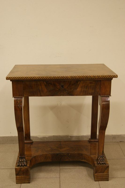 Console, Francia, sec. XIX, in noce, ad un cassetto, piedi anteriori a zampe feline, sottopiano, cm 76x51x85