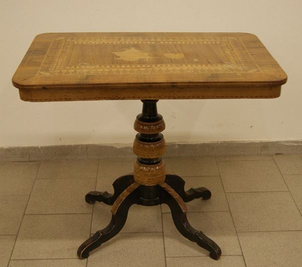 Tavolino, Sorrento, sec. XIX, in noce intarsiato, piano rettangolare su gamba tornita, e quattro piedini mossi, cm 88x58x75