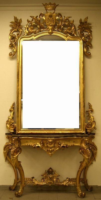 Console, Italia meridionale, sec. XIX, in legno riccamente intagliato e dorato, con sovrastante specchiera con finale a stemma e corona, piano rivestito in velluto, cm 150x51x320, difetti