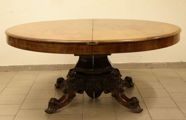 Tavolo ovale, Italia meridionale, sec. XIX, in mogano allungabile, con gamba intagliata su quattro piedi sagomati, cm 172x168x75, mancante di prolunghe